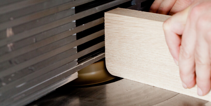 Bois de qualité choisi, travaillé par des maîtres artisans italiens