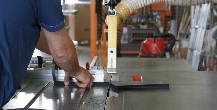 Coupes de haute précision pour les profils en aluminium de la valise make-up