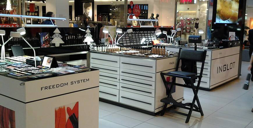 Les chaises de maquillage pratiques anti-renversement et complétés d'un repose-tête pour coin maquillage Mobilier Salon Coiffure