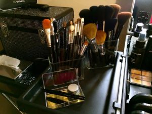Rangement de maquillage dans une valise professionnelle