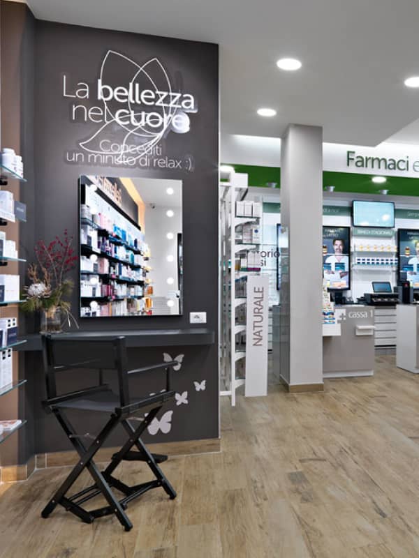Coin esthétique dans une pharmacie, avec miroir éclairé