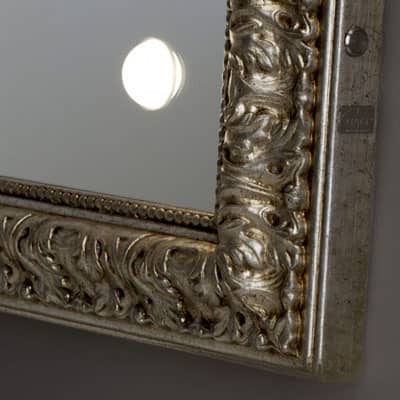 Détail miroir cadre en bois