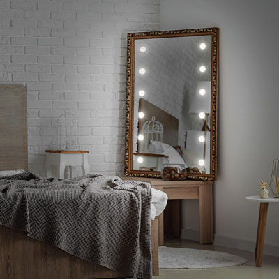 Grand miroir avec cadre en bois et éclairage